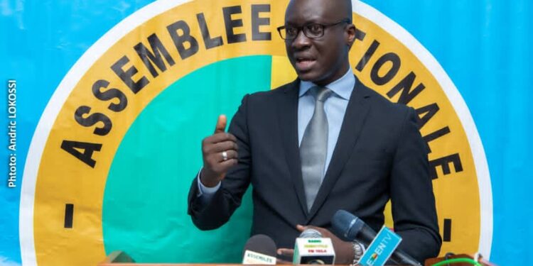 Conférence de presse du porte-parole de l’Assemblée Nationale : Baptême de feu  pour James William GBAGUIDI