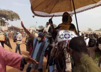 Pour ses actions en faveur du la royauté dans le Barutem : Gbadamassi reçoit les grâces du Roi de Sandilo