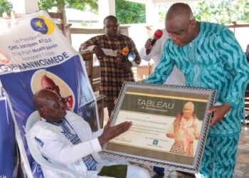 Moele-Bénin immortalise un artiste de son vivant à Covè : Jacques Ayadji rend hommage à Gbèmanwonmèdé