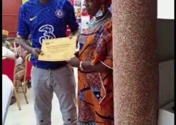Cérémonie de remise d&rsquo;attestation de reconnaissance: Le commissaire Agountchon félicité par les populations de Akogbato