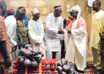 Remise de matériels de prière à la communauté islamique de Parakou : Kadiri Gandé Bata pour des prières pour Talon et Abt