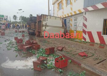 Parakou/Carrefour Daabaaru : Un camion de boissons Sobebra rate le virage et vide son contenu sur la chaussée