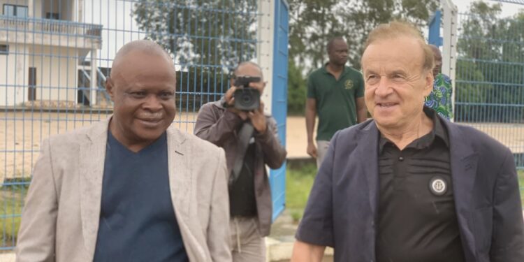 Bénin : Gernot Rohr en visite au centre de formation de l’US Sèmè-Kraké