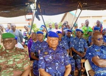 Bénin : Des jeunes élèves agents de police et de la douane présentés au drapeau