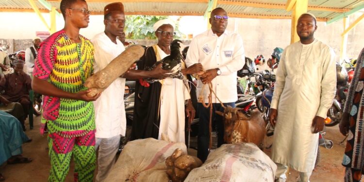 Bénin/8ème CE: Les populations de Woria rendent visite à l’he Gbadamassi les bras chargés de vivres