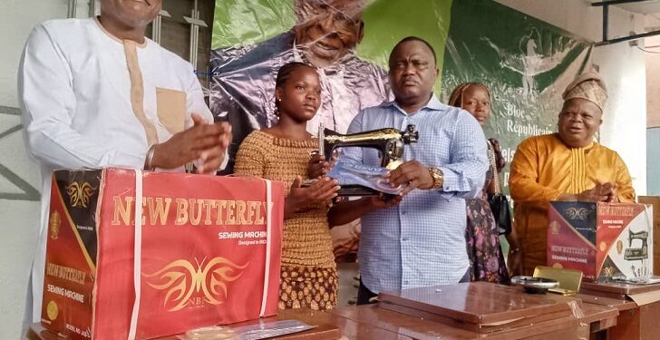 Remise de machines à coudre aux couturières en fin de formation sans moyens : Émile Houndéladji fait œuvre utile dans la 12è arrondissement de Cotonou