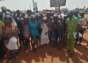 Distribution gratuite de casques : La Team Alimi Odoun fait des heureux à Parakou