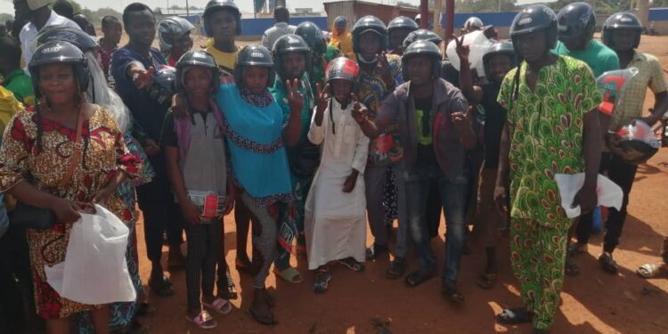 Distribution gratuite de casques : La Team Alimi Odoun fait des heureux à Parakou