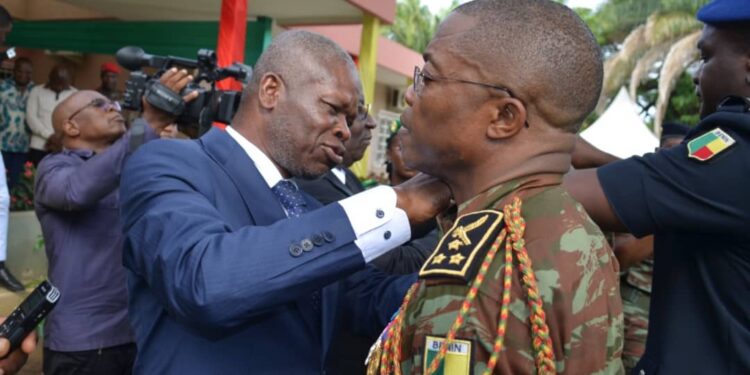 Bénin : Deux Généraux promus aux grades supérieurs portent leurs galons (Les détails)