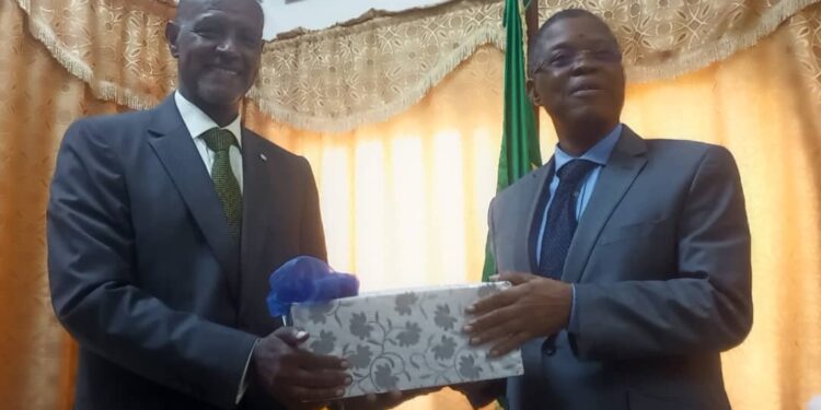 Audience au cabinet du Médiateur de la République : Salvator Niyanzima reçu par Pascal Essou