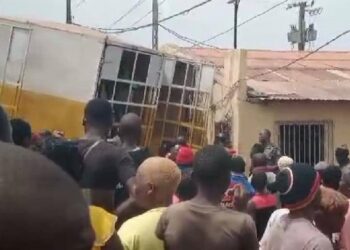 Fait divers : Un camion chargé de bière prend part à une messe dans une église