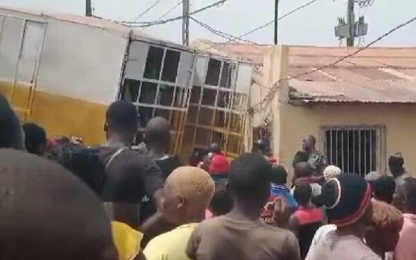 Fait divers : Un camion chargé de bière prend part à une messe dans une église
