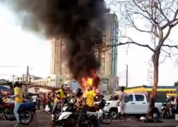 Bénin : Un véhicule en feu au niveau de La Poste de Saint-Michel