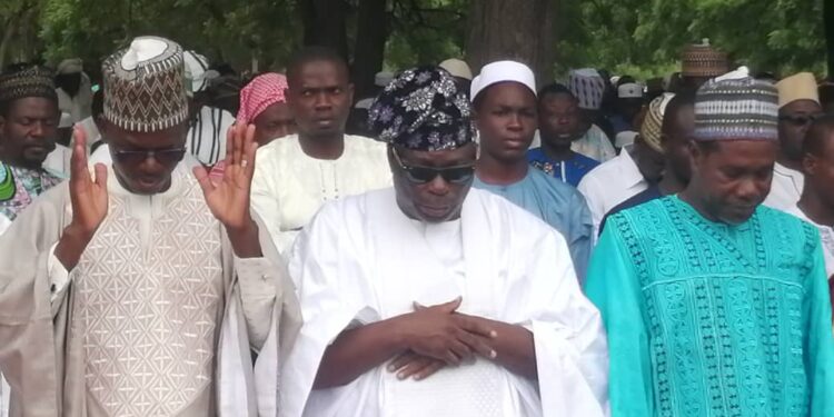 L’IMAM WAKAIYA PRIE POUR LE BENIN ET TALON AVEC LES 99 NOMS D’ALLAH ET LES 201 NOMS DU PROPHETE