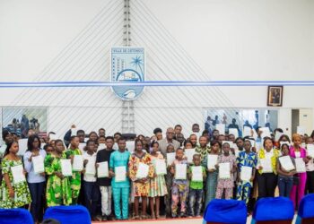 Don d’outils informatiques et de fournitures scolaires après formation : La Fondation Luc Sètondji Atrokpo œuvre pour une jeunesse responsable