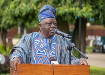 Palais des Gouverneurs à Porto-Novo : Pluralisme des croyances et laïcité en milieu parlementaire évoqués au mât