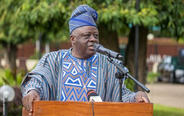 Palais des Gouverneurs à Porto-Novo : Pluralisme des croyances et laïcité en milieu parlementaire évoqués au mât