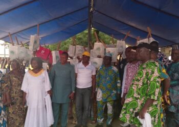 Remise de kits scolaires aux enfants vulnérables : Dieu Donné Mahinou de l’UP Le Renouveau sème la joie dans les cœurs à Godomey Ouest