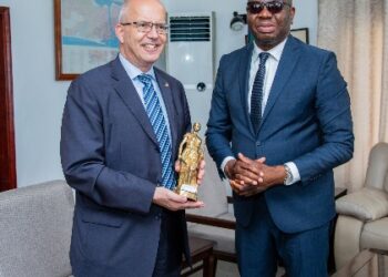 Visite de l&rsquo;Ambassadeur d&rsquo;Allemagne à la Mairie de Cotonou : Échanges fructueux entre Luc Atrokpo et Dr Sfefan BUCHWALD sur la coopération locale