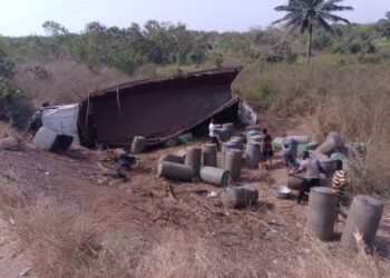 Bénin : Un camion chargé d&rsquo;essence frelatée fini sa course dans un ravin (Les détails)