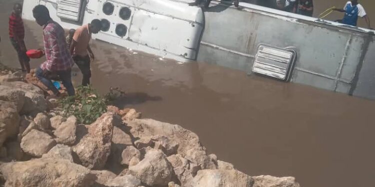Grave accident de circulation : Le bus d&rsquo;un club tombe dans une rivière en…