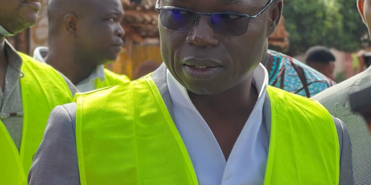 Accès à l&rsquo;eau et à l&rsquo;électricité dans le Couffo : Le ministre Akponna sur le terrain pour accélérer les travaux