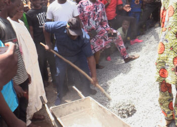 Construction de la mosquée centrale de Parakou : LE MINISTRE CONSEILLER RACHIDI GBADAMASSI PELLE EN MAIN CONSTATE ET PARTICIPE AUX TRAVAUX