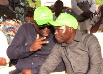 Électrification et eau à Titirou, Korobourou et Okédama : AKPONNA ET GBADAMASSI DÉTRUISENT L&rsquo;OPPOSITION