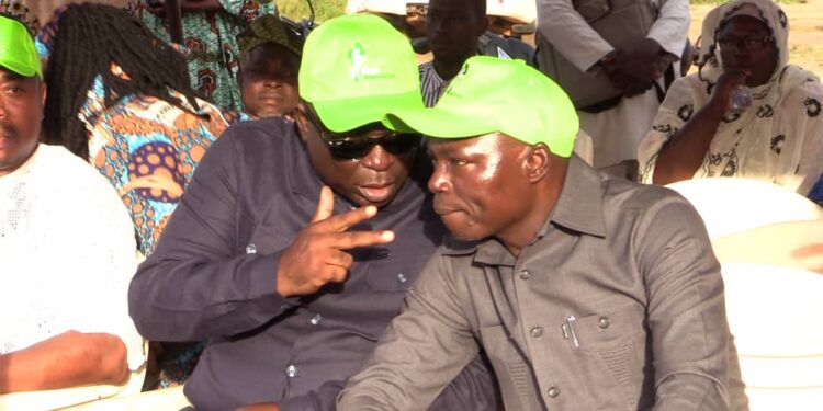 Électrification et eau à Titirou, Korobourou et Okédama : AKPONNA ET GBADAMASSI DÉTRUISENT L&rsquo;OPPOSITION