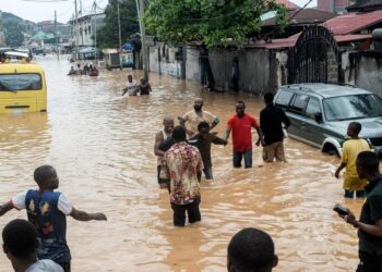 Kinshasa sous les eaux : Le lourd bilan des inondations met en lumière la vulnérabilité de la mégalopole