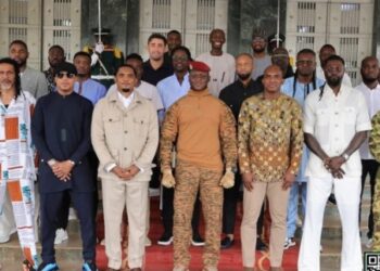 Burkina Faso : Les anciennes gloires du football africain reçues par le capitaine Ibrahim Traoré pour cette raison