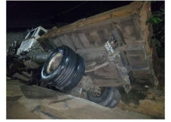 Bénin : Un éclatement de pneu provoque le renversement d&rsquo;un camion à…