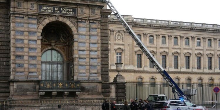 Cambriolage au Louvre : des joyaux historiques disparus en sept minutes (les détails)
