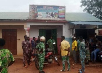 Cambriolage à Ahouéhoué : Une boutique de prêt-à-porter dévalisée
