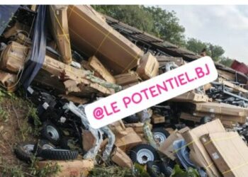 Savè : Un camion chargé de tricycles se renverse après une série d’erreurs d’appréciation