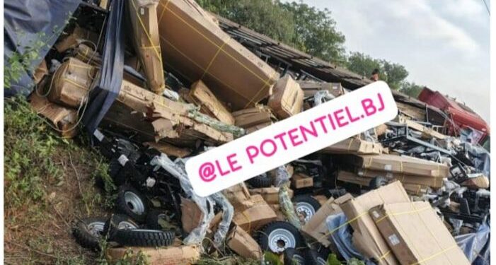 Savè : Un camion chargé de tricycles se renverse après une série d’erreurs d’appréciation