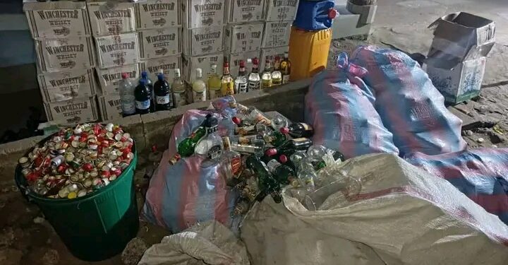 Trafic d&rsquo;alcool frelaté à Pahou : un réseau clandestin démantelé, plus de 800 bouteilles saisies