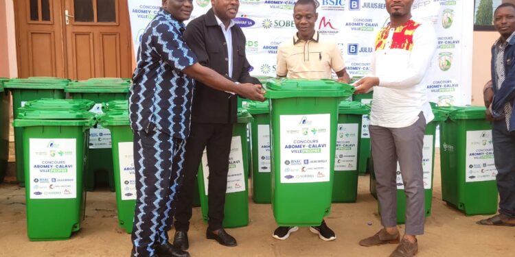 Des poubelles pour un avenir plus propre : Abomey-Calavi relève le défi