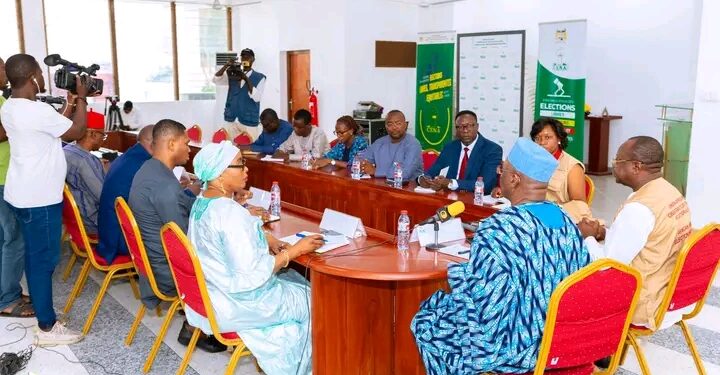 Communales et législatives du 11 janvier : À J-3 du scrutin, l&rsquo;Union africaine s’entretient avec la CENA sur l’état des préparatifs