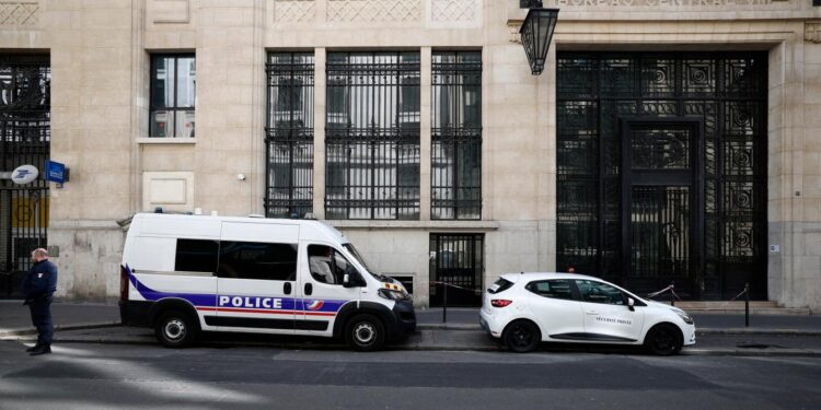 Tentative d’incendie contre une banque à Paris : Des suspects interpellés, un mineur recruté sur…