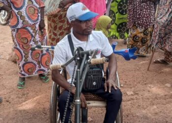 Investiture de Wadagni : Un homme handicapé moteur de Parakou en route pour assister à la cérémonie