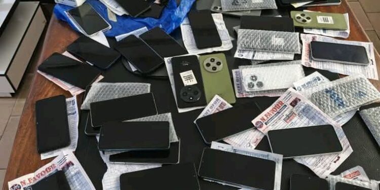 Porto-Novo : 25 suspects interpellés, des centaines de téléphones saisis lors d’une opération policière