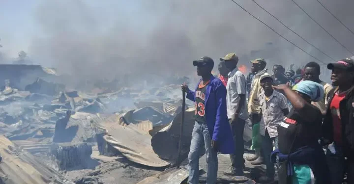 Plus grand marché de vêtements de seconde main du Kenya : Pourquoi le marché de Gikomba est-il régulièrement la proie des flammes ?