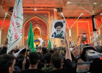 Irak : des milliers de fidèles rendent un dernier hommage à Ali Khamenei à Nadjaf
