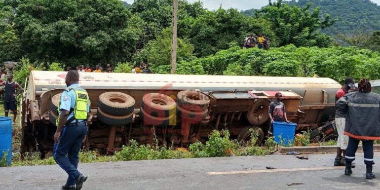 Accident de circulation: un camion-citerne chute dans un ravin, la cargaison attire les curieux (les détails)