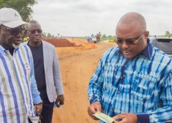 Abomey-Calavi : Le maire Nathanaël Koty contrôle l’exploitation des carrières de sable à Akassato