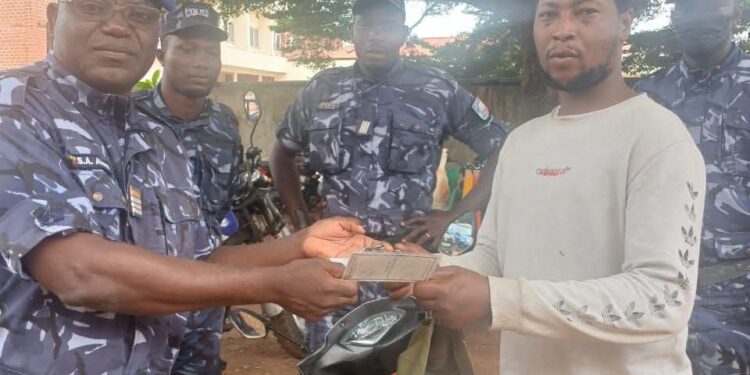 Bénin : Le sourire XXL du propriétaire d’une moto arrachée puis récupérée grâce à la police (les détails)